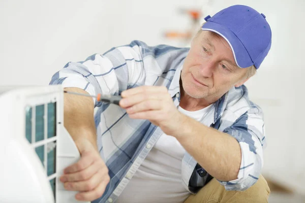 Een Volwassen Airco Technicus — Stockfoto