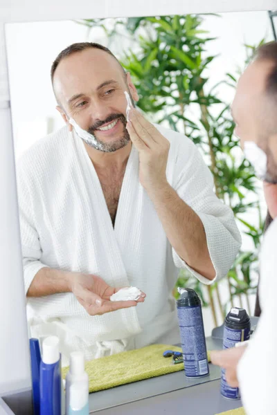Homem Barbear Rosto Com Lâmina Barbear — Fotografia de Stock