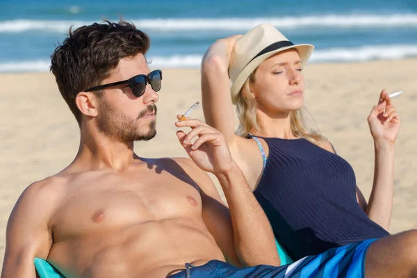 Junges Paar Das Strand Raucht — Stockfoto
