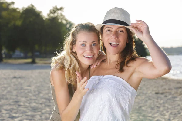 Junge Frauen Strand Mit Ausdruck Der Überraschung — Stockfoto