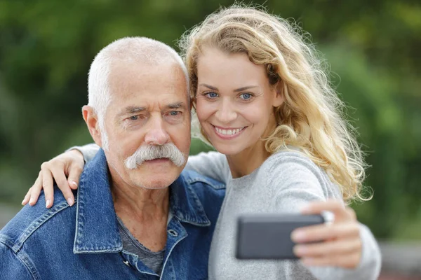 Una Familia Tomando Fotos Selfie —  Fotos de Stock