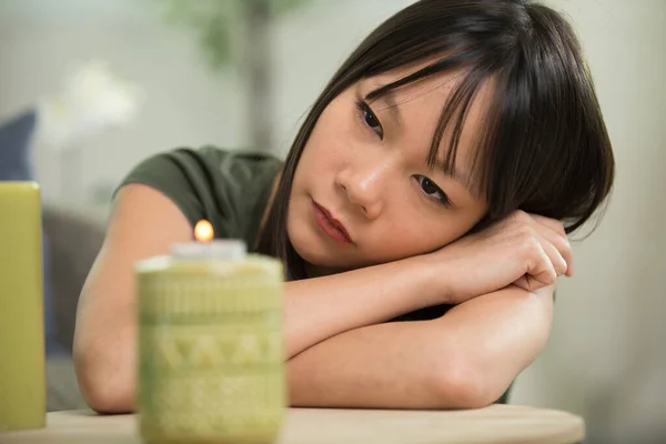 Traurige Frau Blickt Auf Kerzen Licht — Stockfoto