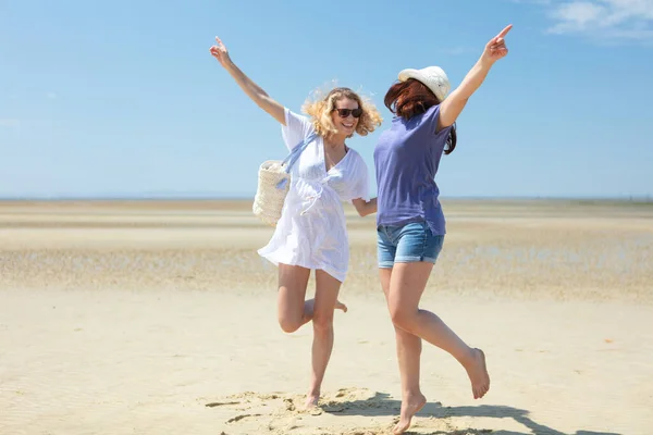 Друзья Веселятся Танцуют Пляже — стоковое фото