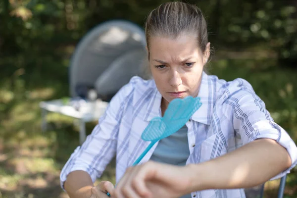 Mujer Camping Aire Libre Aventura Squashes Molestos Mosquito — Foto de Stock