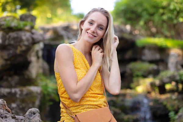 公園の若い魅力的なスタイリッシュな笑顔の女性 — ストック写真