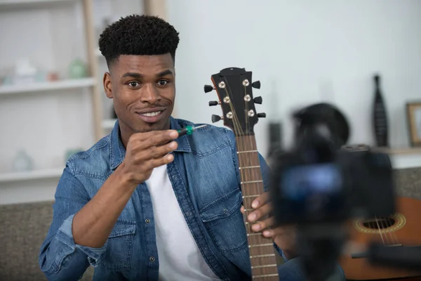 Joven Vlogger Está Grabando Vídeo Para Vlog Línea Celebración Guitarra — Foto de Stock
