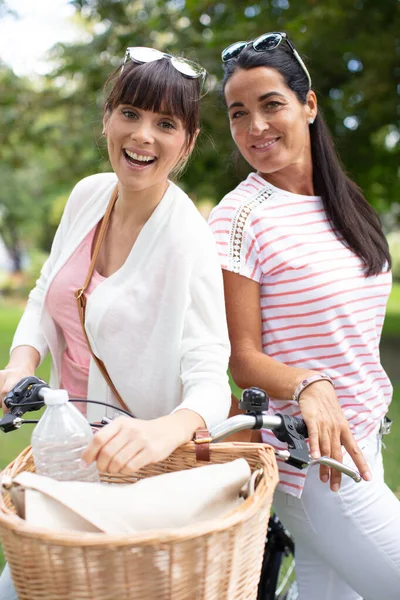 两个骑自行车的朋友在外面笑 — 图库照片