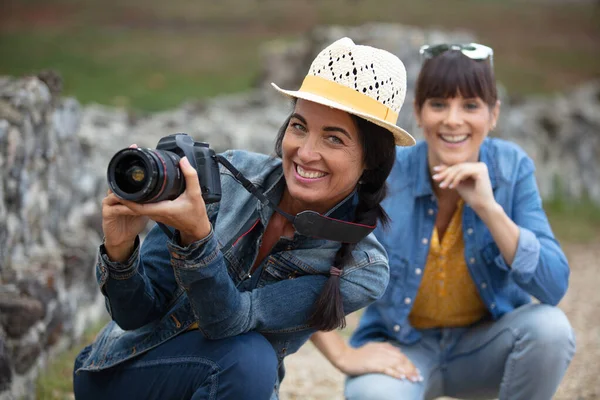Δύο Γυναίκες Που Διασκεδάζουν Τραβώντας Φωτογραφίες — Φωτογραφία Αρχείου