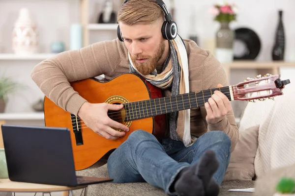 Man Sofa Playing Guitar Laptop Home — Stock Photo, Image