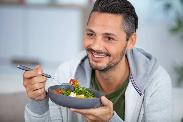 Junger Mann Isst Einen Gesunden Salat — Stockfoto
