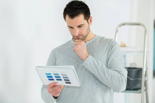 Man Overweegt Kleurenschema Voor Appartement — Stockfoto