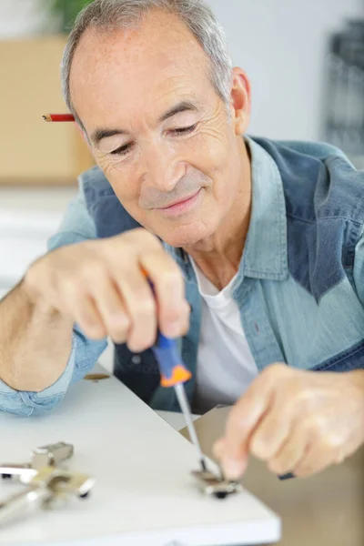 Ein Senior Beim Zusammenbau Eines Möbels — Stockfoto