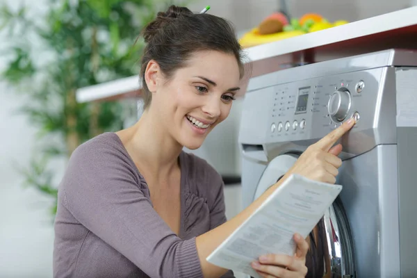 Mulher Usando Nova Máquina Lavar Roupa — Fotografia de Stock