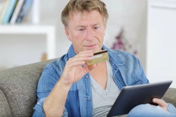 Ein Reifer Mann Bei Der Online Zahlung — Stockfoto