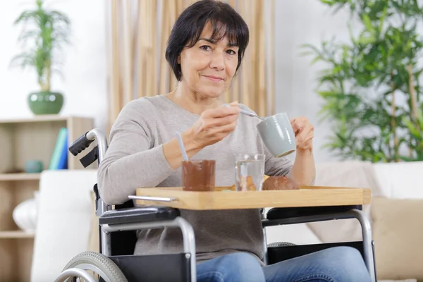家で朝食を持っている年配の女性 — ストック写真