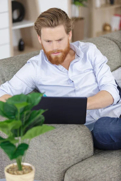 Mann Schaltet Mit Laptop Klimaanlage Ein — Stockfoto