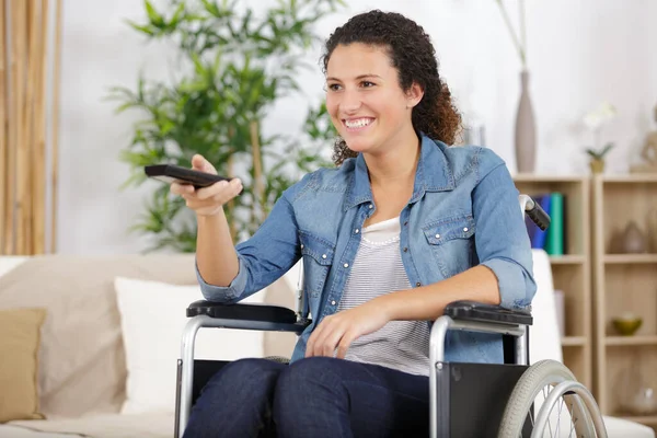 Femme Handicapée Appuyant Sur Télécommande — Photo