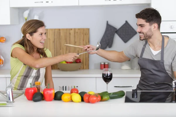Çiftler Mutfakta Eğleniyor — Stok fotoğraf