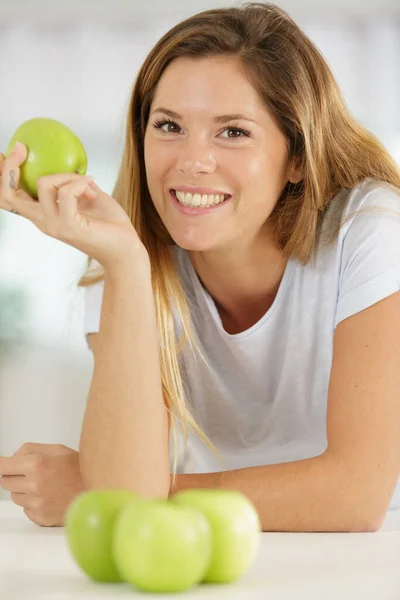 魅力的な女性がリンゴを持っていて — ストック写真