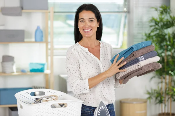 Lycklig Kvinna Med Färska Tvättservice — Stockfoto