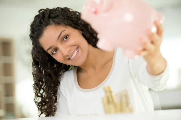 Glad Ung Kvinna Håller Spargris Med Massor Pengar — Stockfoto