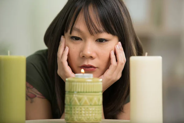 Porträt Einer Hübschen Asiatischen Frau Die Sich Wellnessbereich Entspannt — Stockfoto