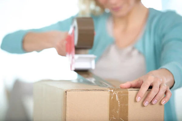 Mulher Usando Dispensador Fita Para Selar Caixa Papelão — Fotografia de Stock