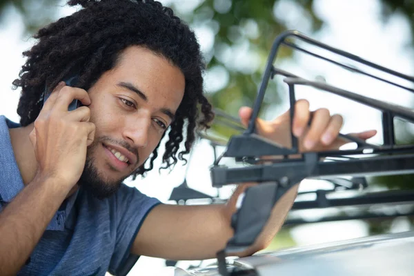 Человек Устанавливает Автомобиль Rackq Говорить Телефону — стоковое фото