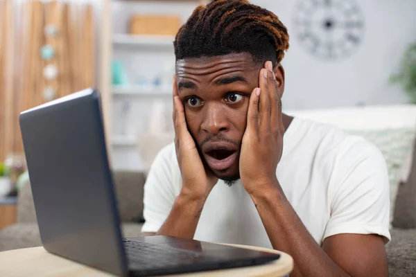 Preocupado Homem Estressado Chocado Com Más Notícias — Fotografia de Stock
