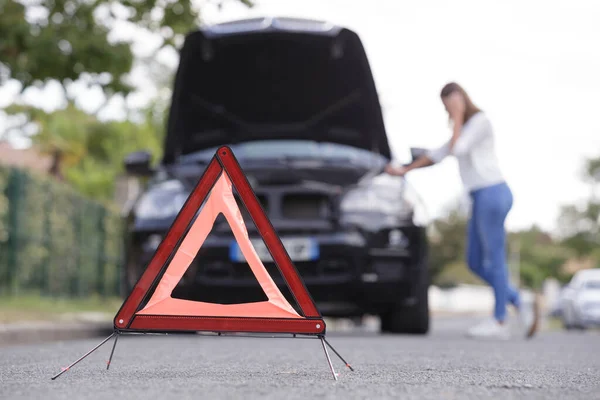 Προβλήματα Αυτοκίνητο Και Κόκκινο Τρίγωνο Στο Δρόμο — Φωτογραφία Αρχείου
