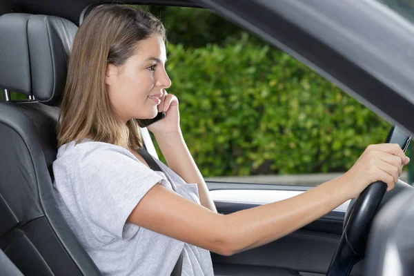 Jovem Mulher Falando Por Telefone Celular Durante Condução — Fotografia de Stock