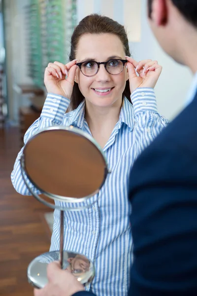 Γυναίκα Δοκιμή Νέα Γυαλιά Φως Αποτέλεσμα — Φωτογραφία Αρχείου