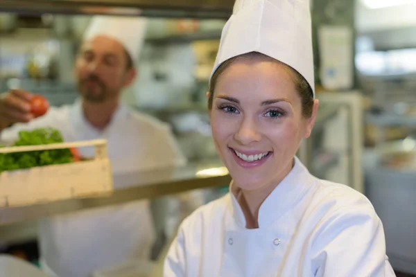 Een Vrolijke Vrouwelijke Chef Kok Glimlachend — Stockfoto