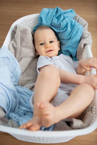 可愛い赤ちゃんがタオルを持った洗濯籠に座って — ストック写真