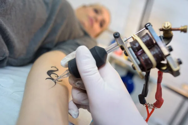 Татуювання Виконується Руці Жінки — стокове фото