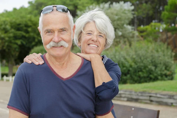 Glückliches Seniorenpaar Genießt Seine Zeit Park — Stockfoto