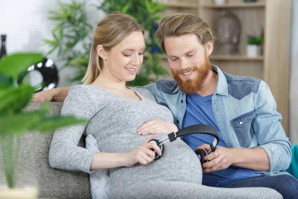 Pregnant Couple Making Belly Listen Music — Stock Photo, Image