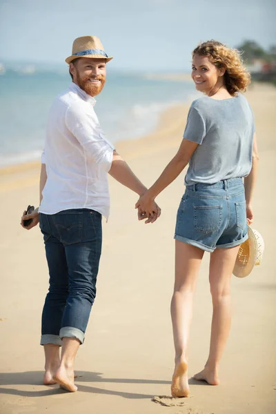 若いカップルを楽しんでビーチでの休暇 — ストック写真