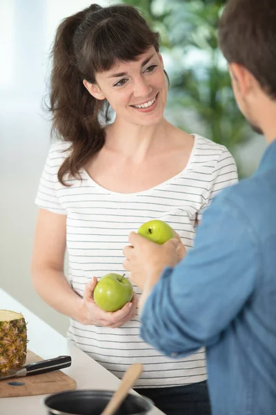 Young Couple Together Kitchen Holding Apples — Stock Photo, Image