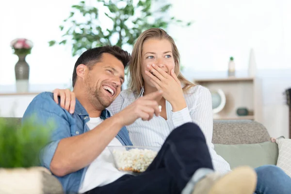 Νεαρό Ζευγάρι Γελάει Ενώ Βλέπει Τηλεόραση Στο Σπίτι — Φωτογραφία Αρχείου