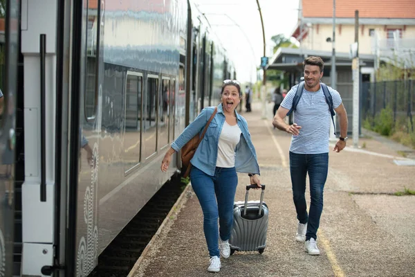 Пара Опаздывает Поезд Вокзале — стоковое фото