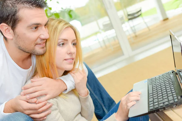 Casal Abraçando Olhando Para Laptop — Fotografia de Stock