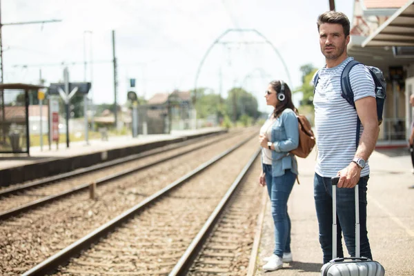 Duas Pessoas Esperando Estação Trem — Fotografia de Stock