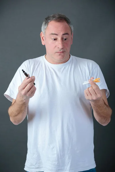Homem Indeciso Escolhendo Entre Cigarros Vaporizador — Fotografia de Stock