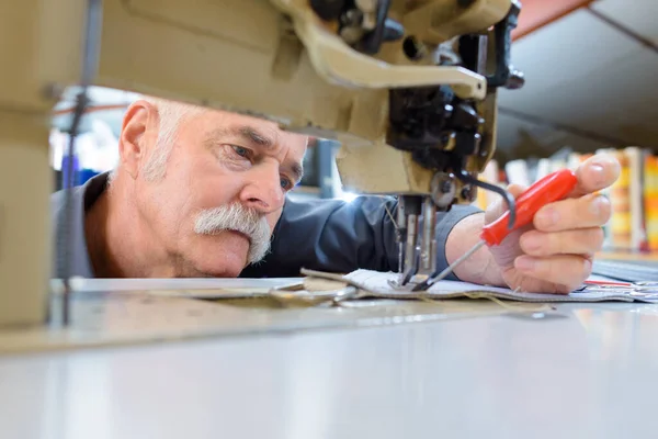 Senior Repariert Nähmaschine Mit Schraubendreher — Stockfoto