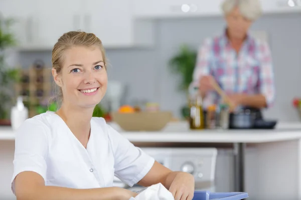 Mulher Feliz Sentado Com Papéis Financeiros Cozinha Sorrindo — Fotografia de Stock