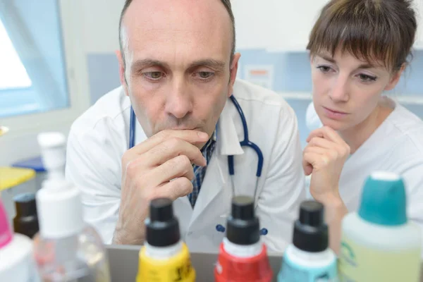 Mann Und Frau Weißen Mänteln Analysieren Chemische Substanzen — Stockfoto