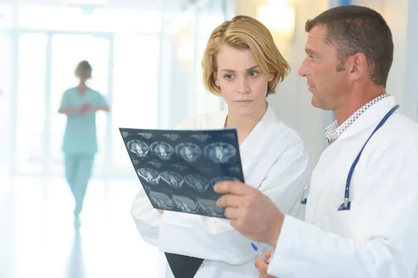 Γιατροί Συζητούν Ασθενείς Ακτινογραφία Στο Διάδρομο — Φωτογραφία Αρχείου