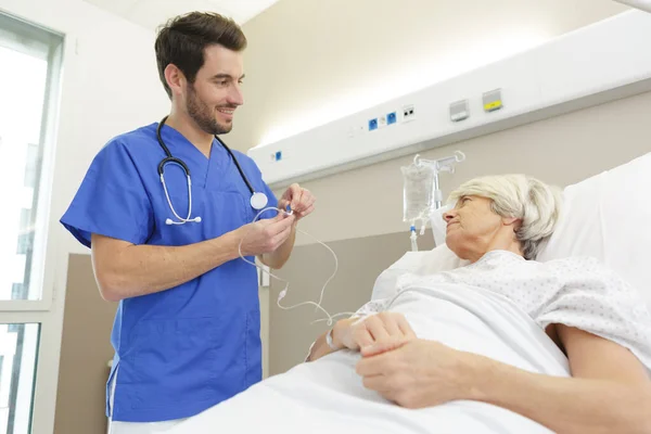Krankenschwester Spricht Mit Seniorin Krankenhauszimmer — Stockfoto