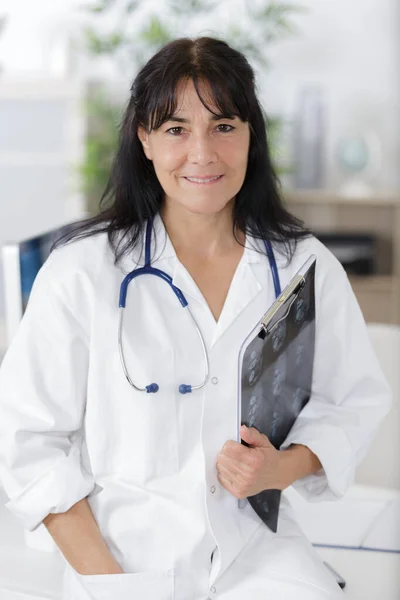 Gülümseyen Kadın Doktor Röntgen Taşıyor — Stok fotoğraf